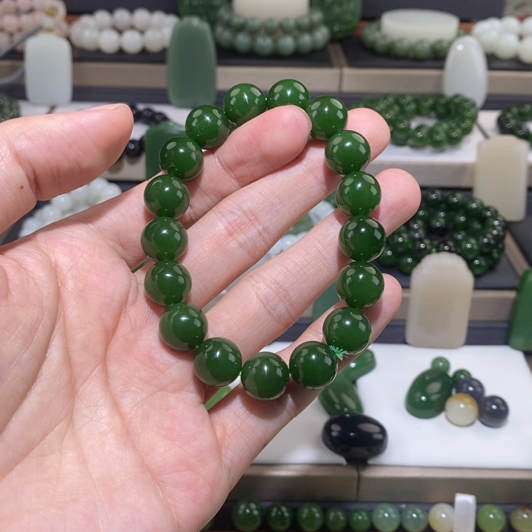 和田玉手串未镶嵌知***爷卡12菠菜绿高品手串