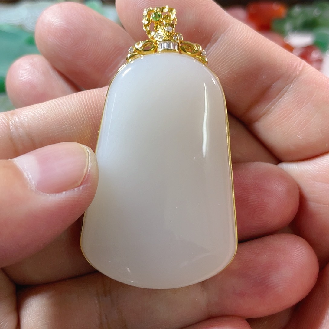 颈饰18K金镶嵌和田玉