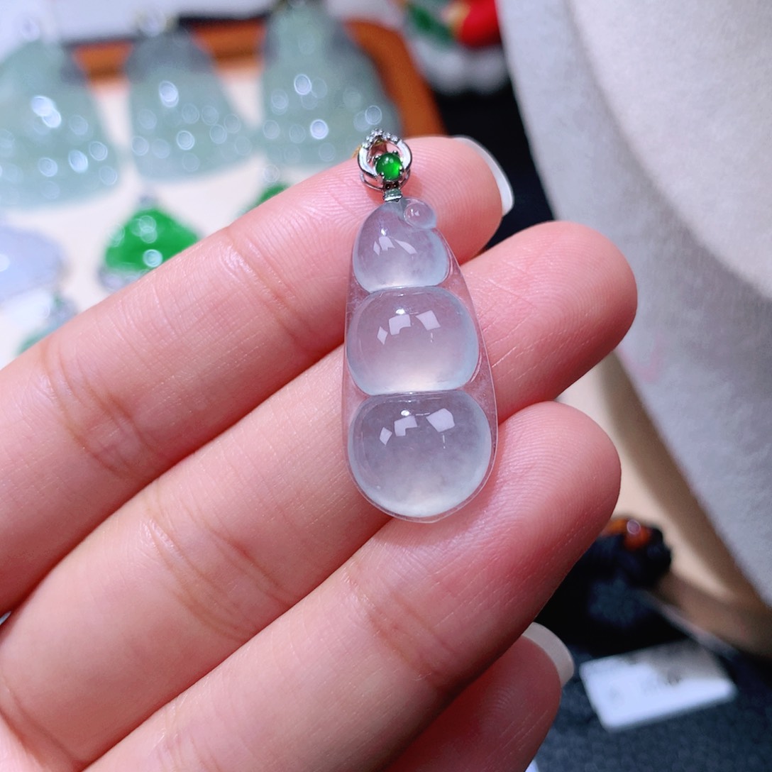 颈饰18K金镶嵌翡翠福豆