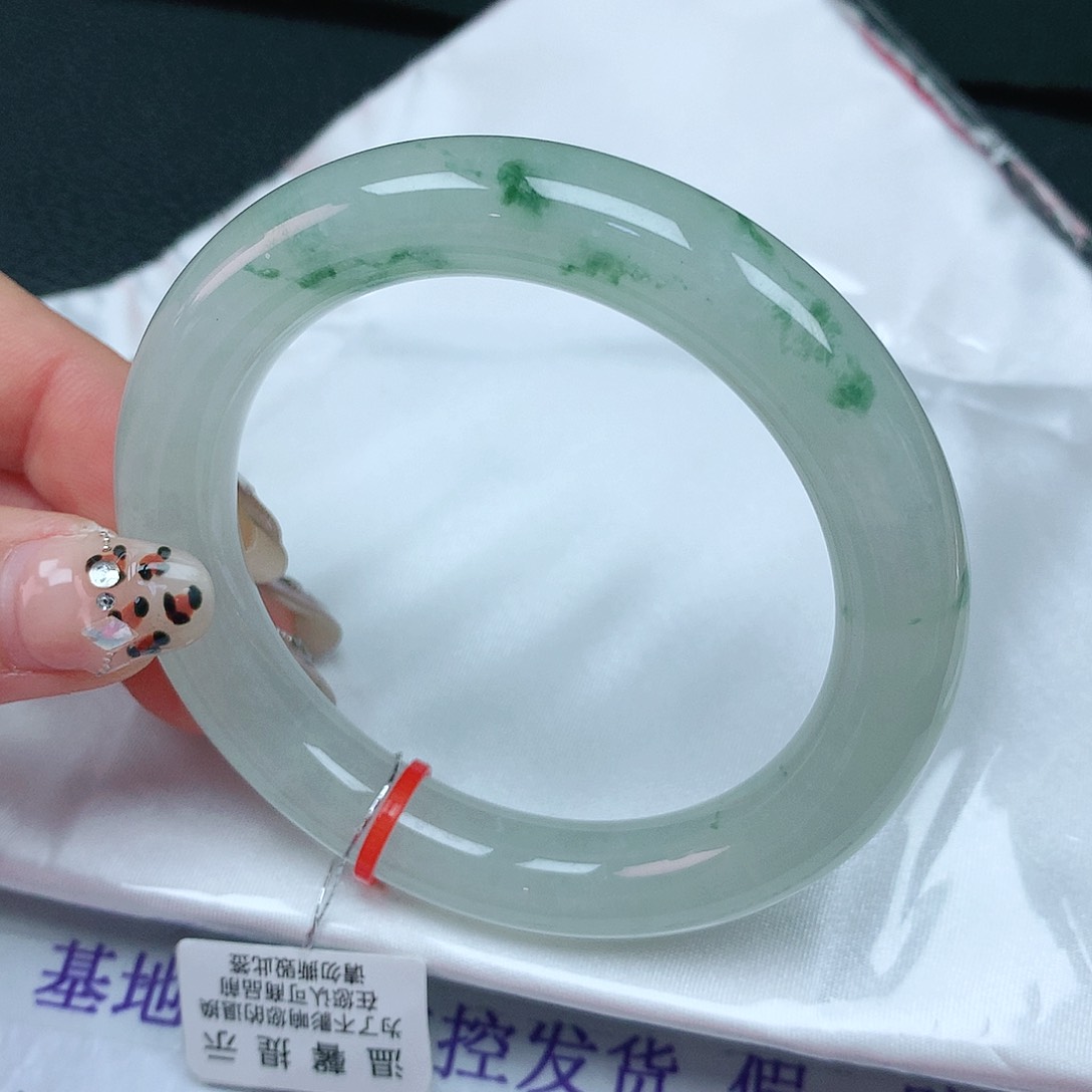 翡翠手镯未镶嵌54圈