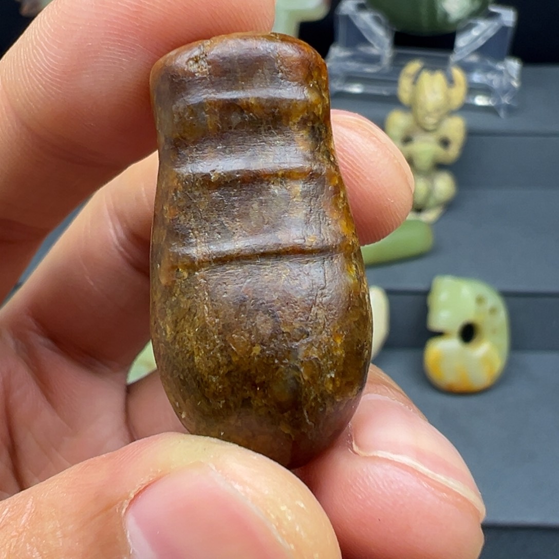 玉桌面玉蚕型风水摆件