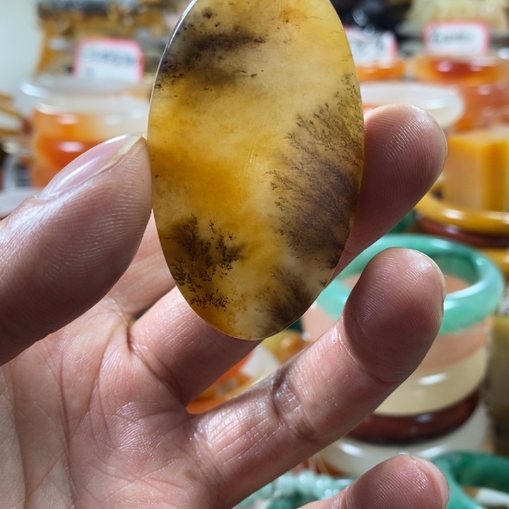 石英质玉（黄龙玉）颈饰合金