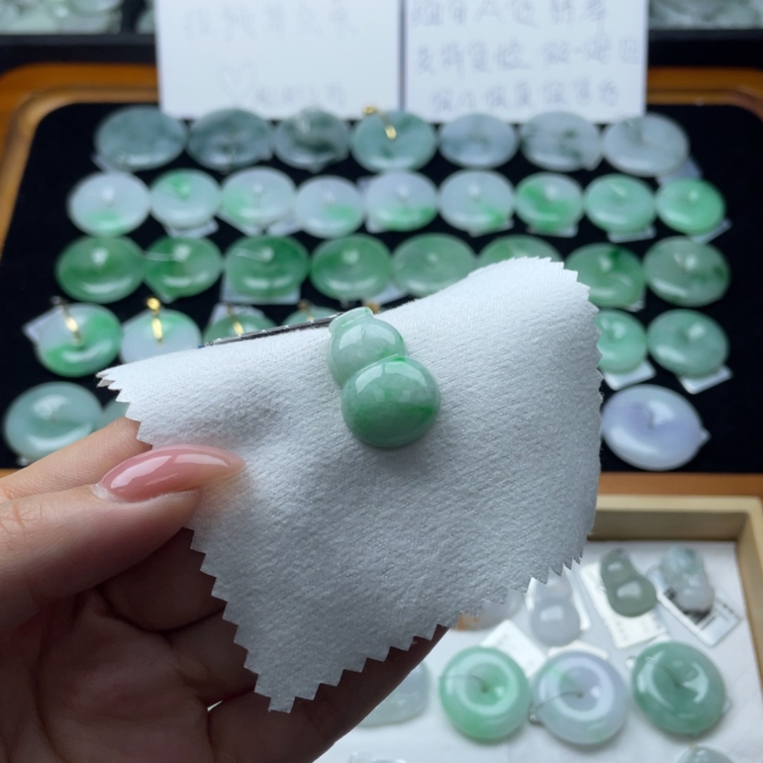 翡翠颈饰未镶嵌葫芦