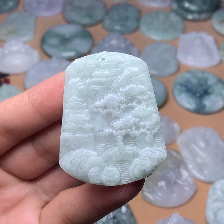 翡翠未镶嵌颈饰山水