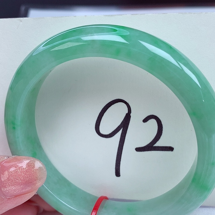 翡翠手镯未镶嵌翡翠