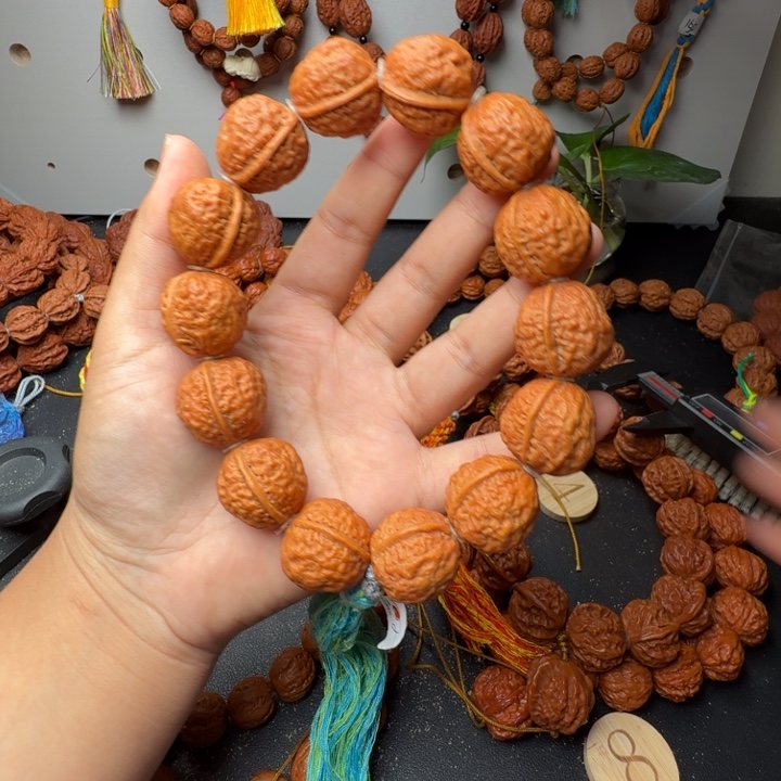 文玩核桃吊坠麒麟纹一道筋