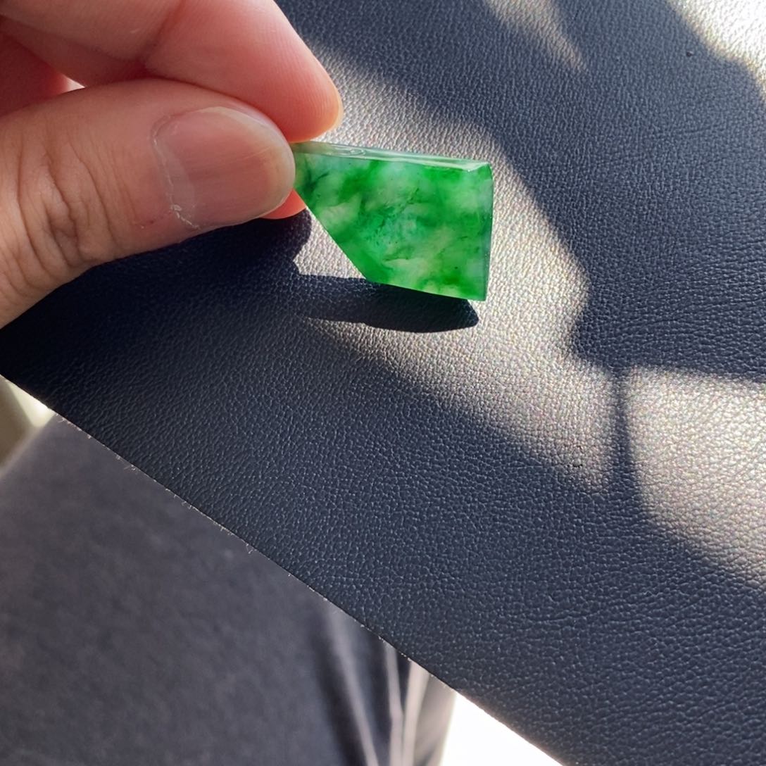 定制翡翠未镶嵌辣阳绿色吊坠