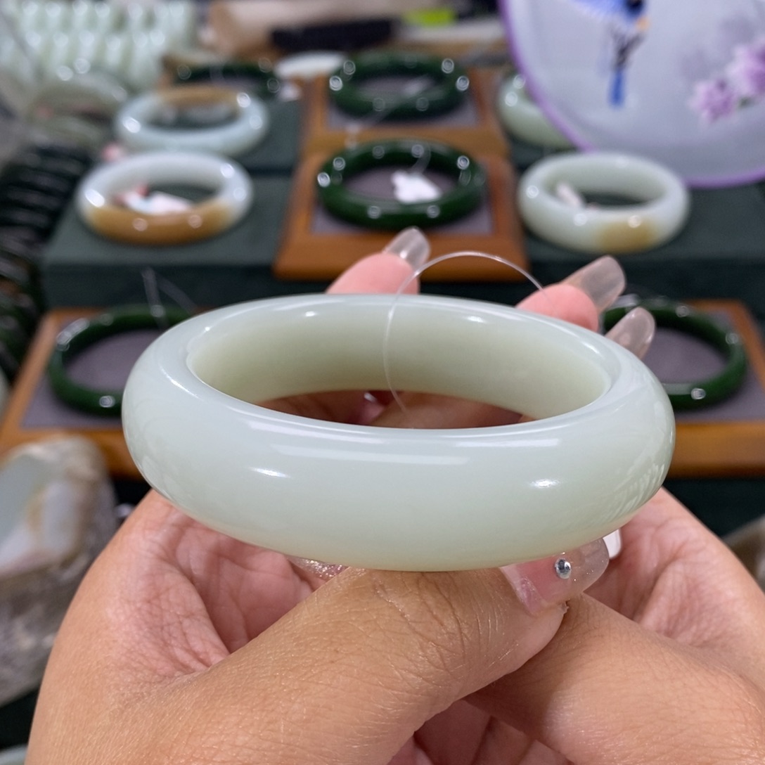 和田玉手镯未镶嵌