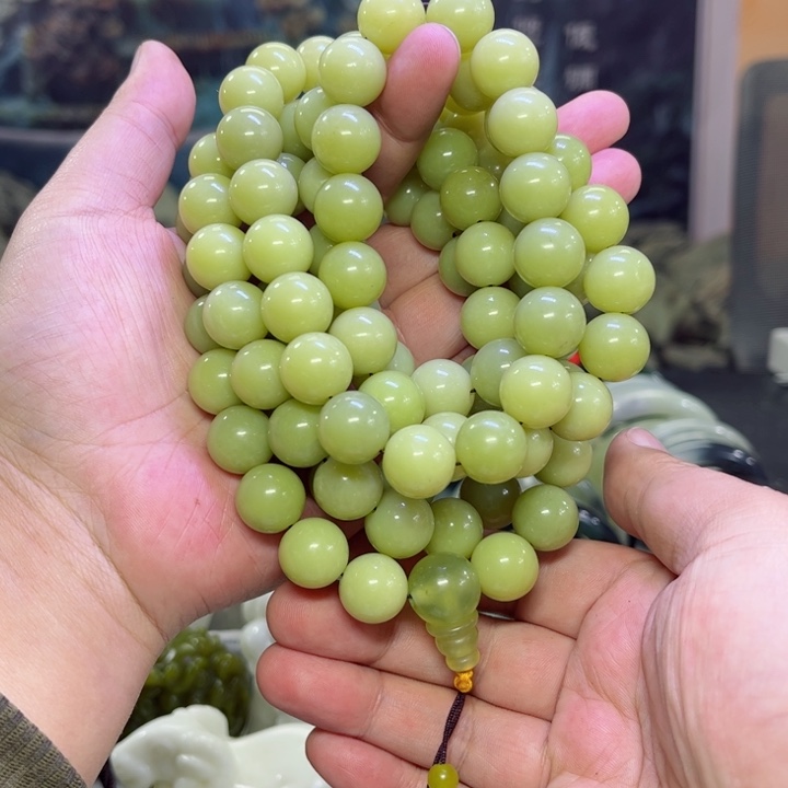 蛇纹石玉颈饰未镶嵌鼎*