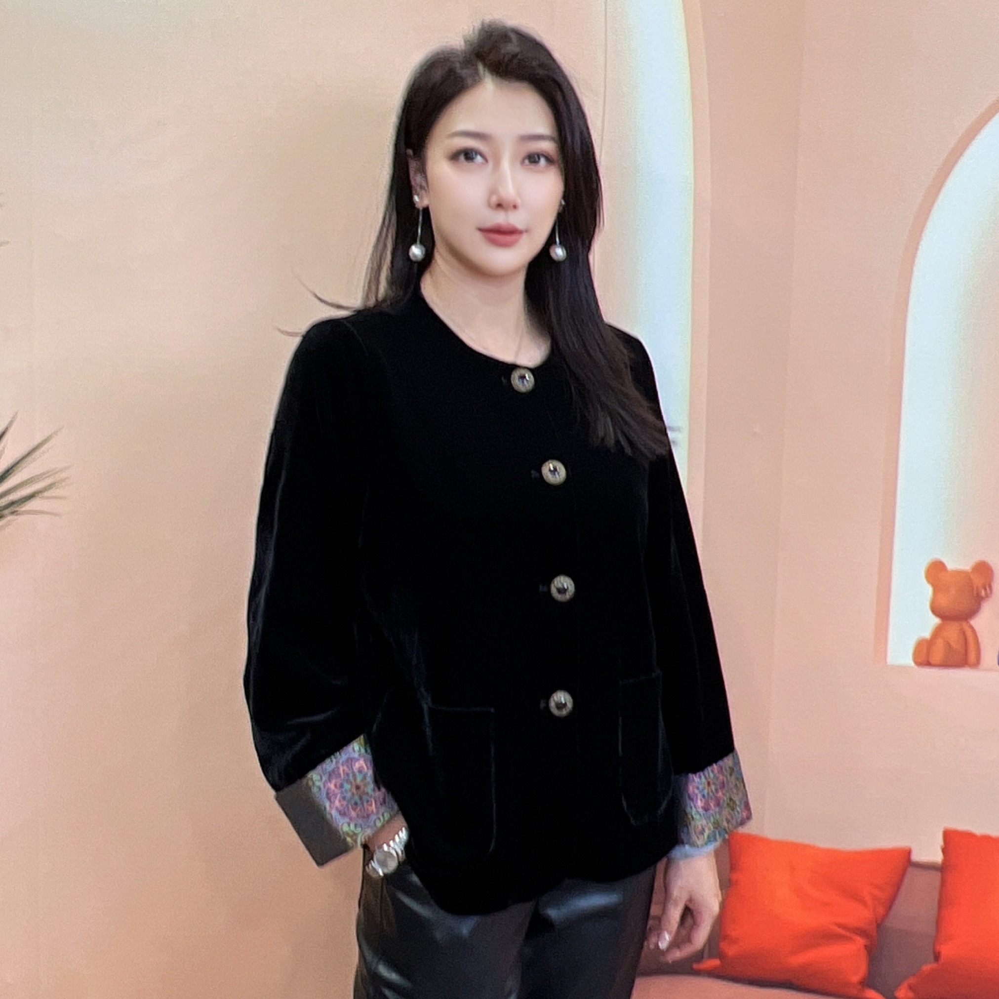 【宝藏衣橱上新】秋季新款高端定圆领时尚显瘦遮肉气质丝绒外套