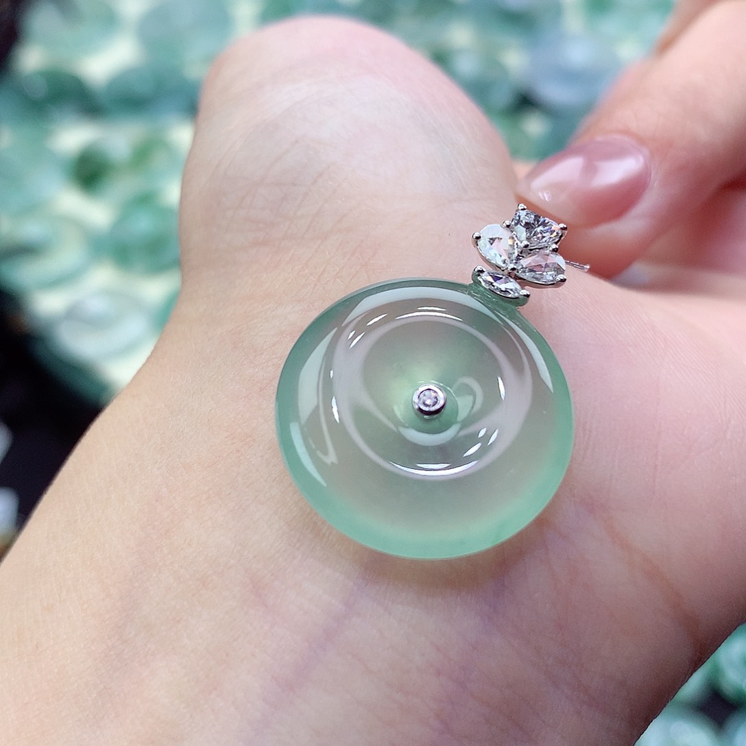 翡翠颈饰18K金镶嵌吊坠20。尺寸27.3-20.3-5.7