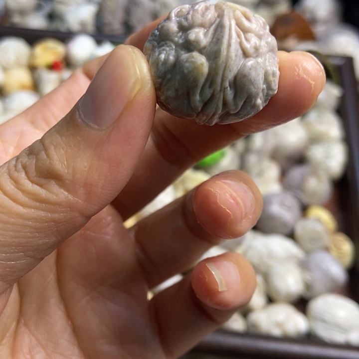 配饰鹿角雕刻一个出