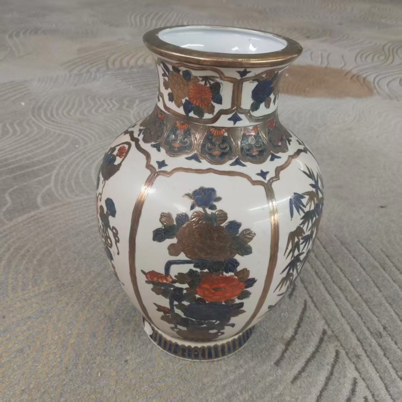 A0310珐琅彩开窗花卉纹赏瓶