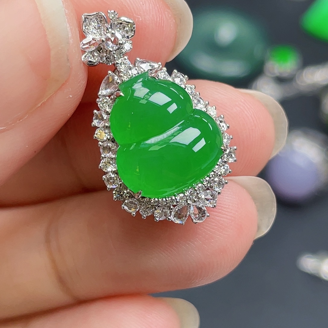 翡翠18K金镶嵌颈饰绿葫芦