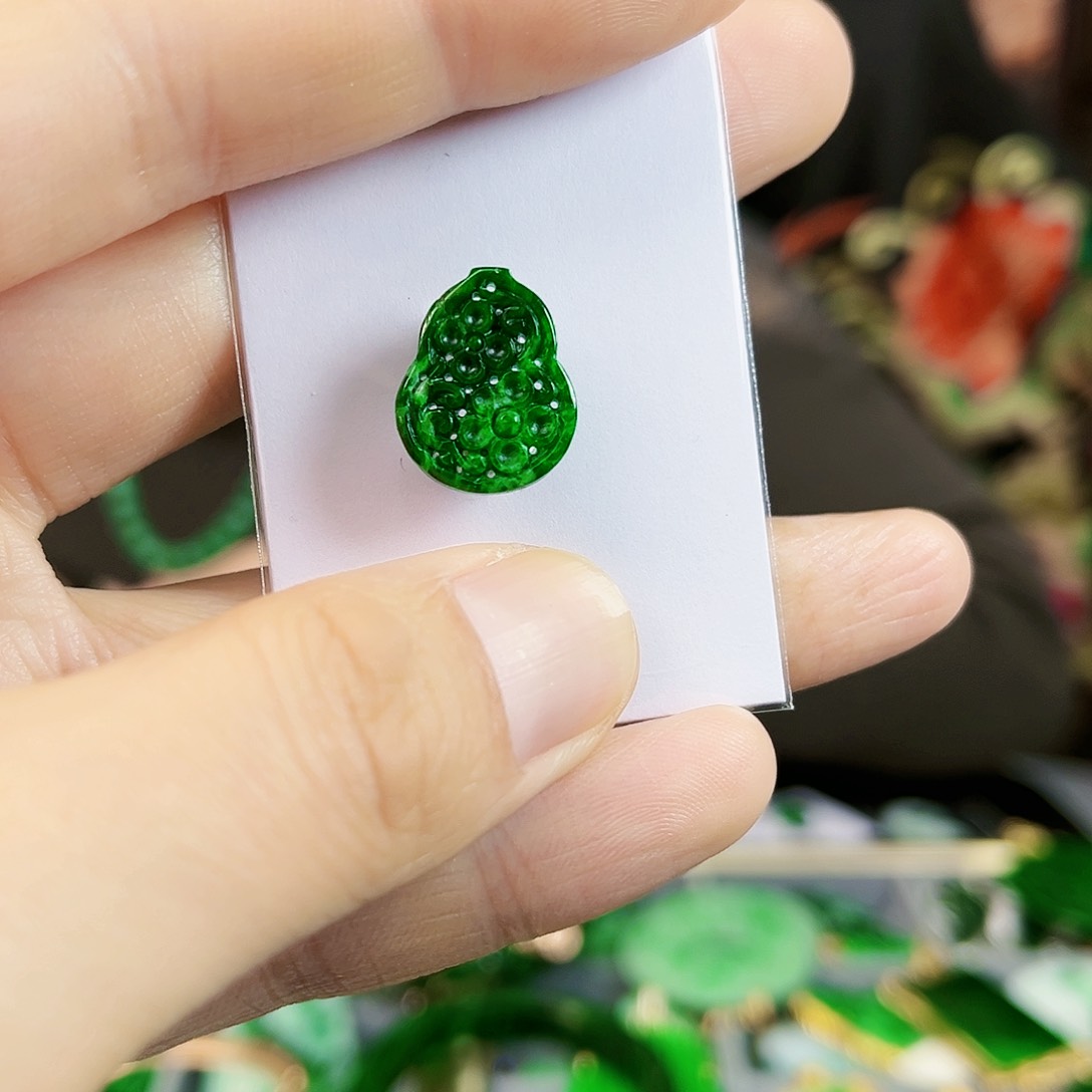 翡翠颈饰未镶嵌吊坠多样性