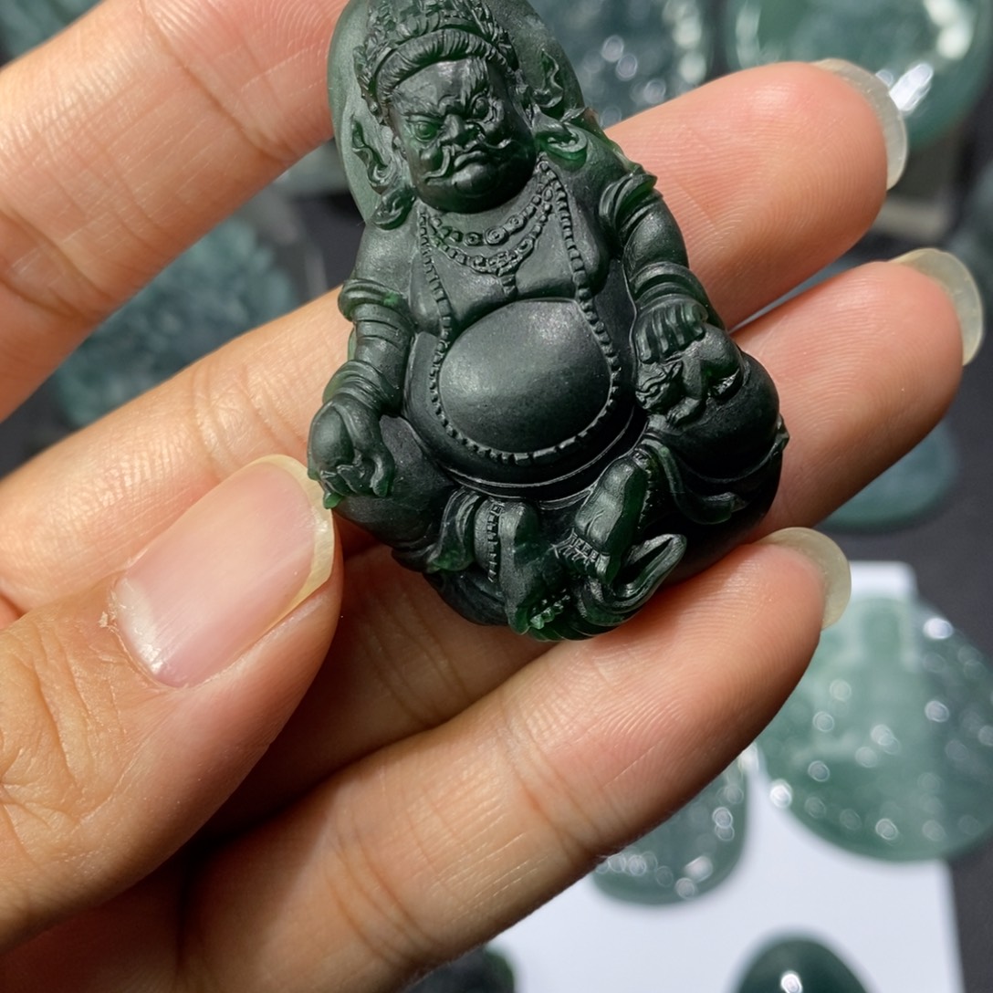 修***衣定制翡翠未镶嵌黄财神