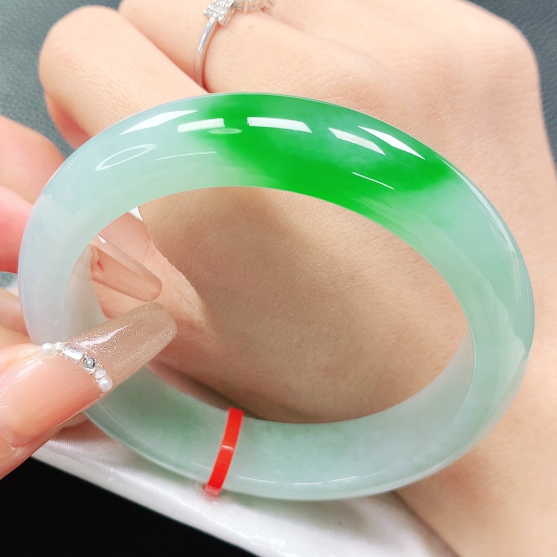 翡翠手镯足铂镶嵌57圈