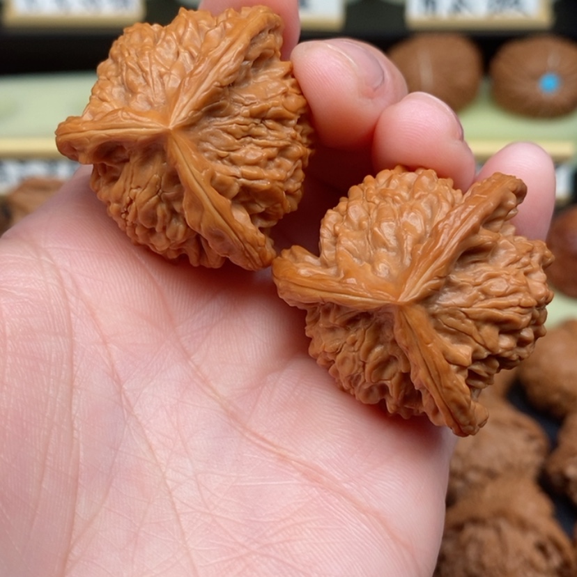 【闪购商品】文玩核桃吊坠何**真三棱