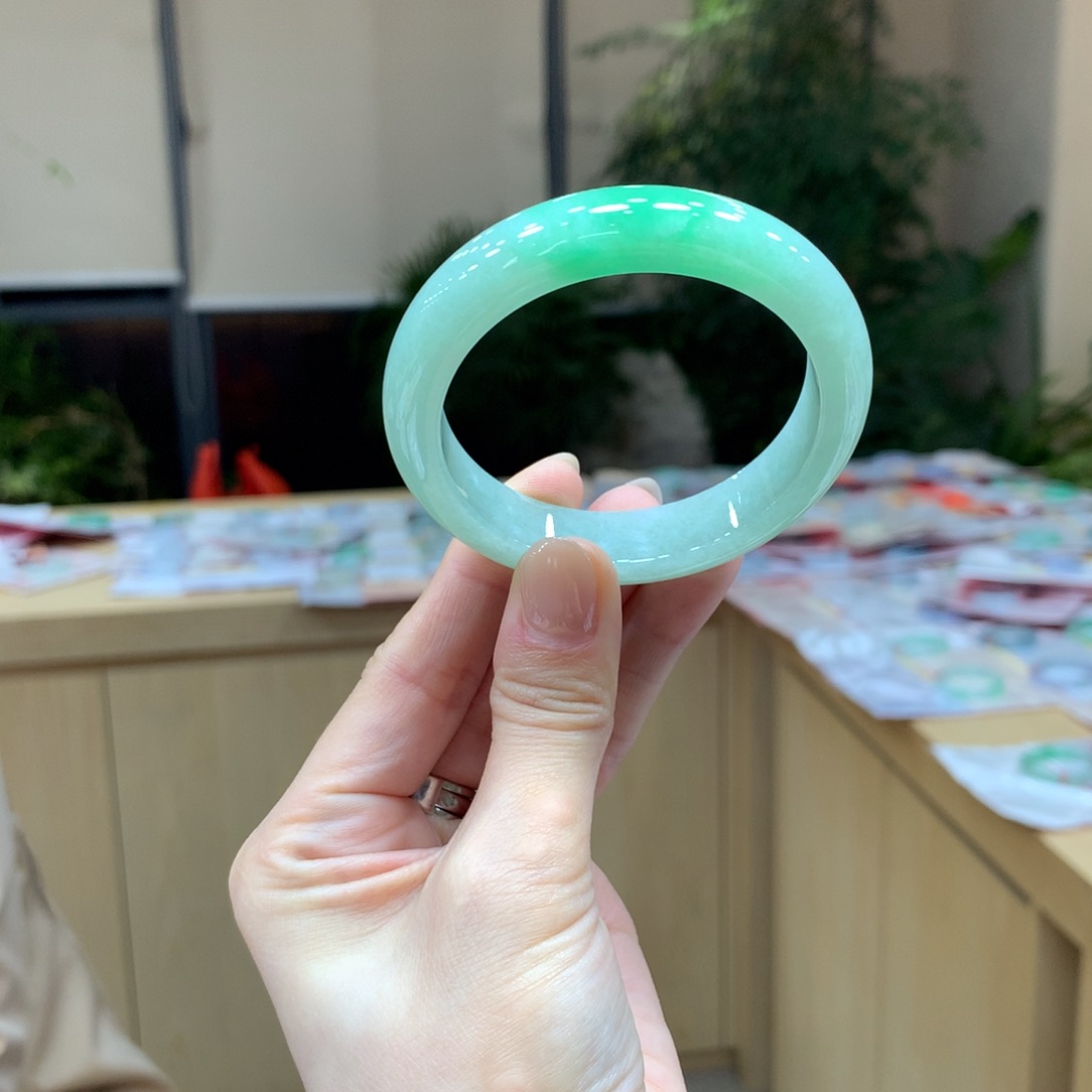 翡翠手镯未镶嵌不退不换