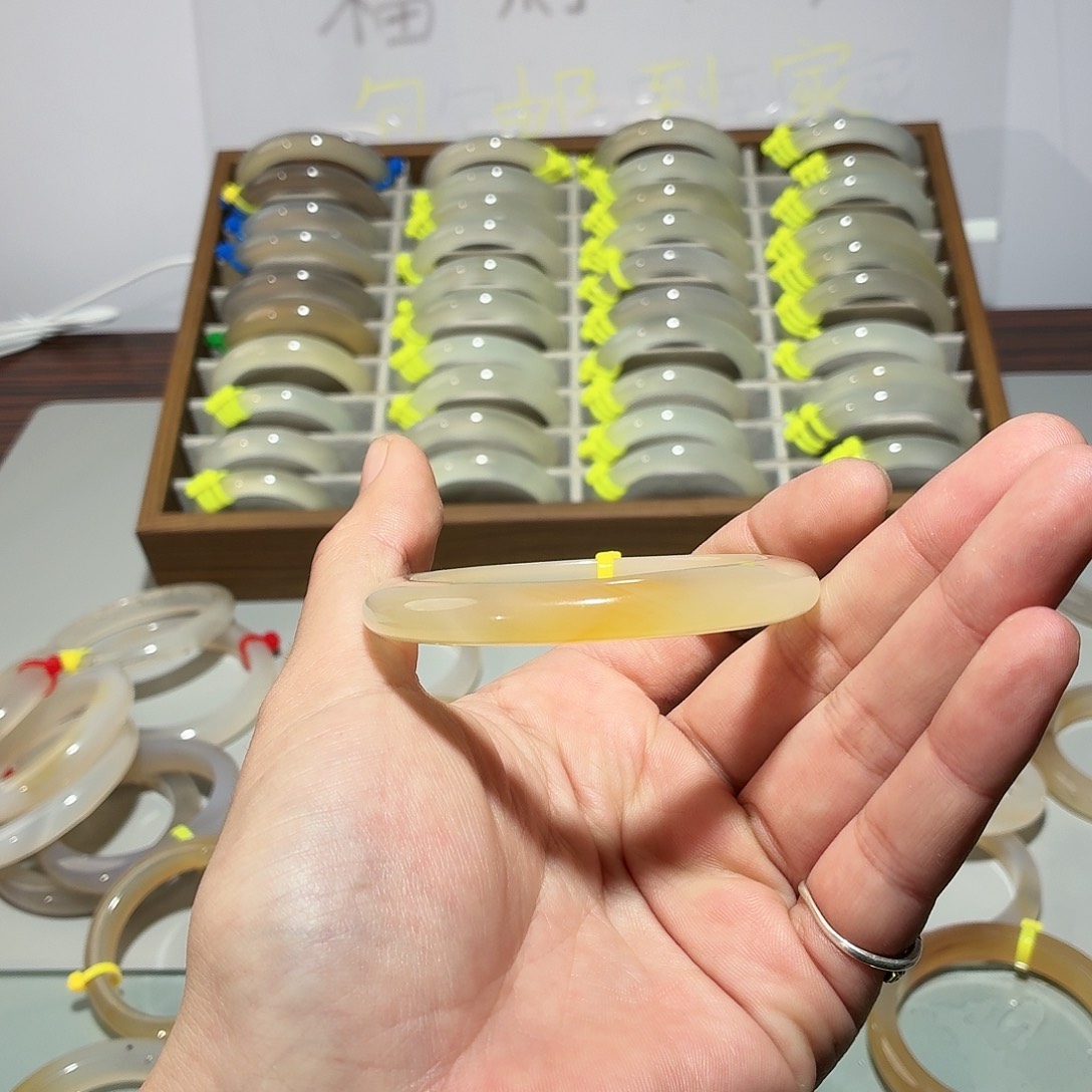 李***宝玛瑙/玉髓未镶嵌手镯