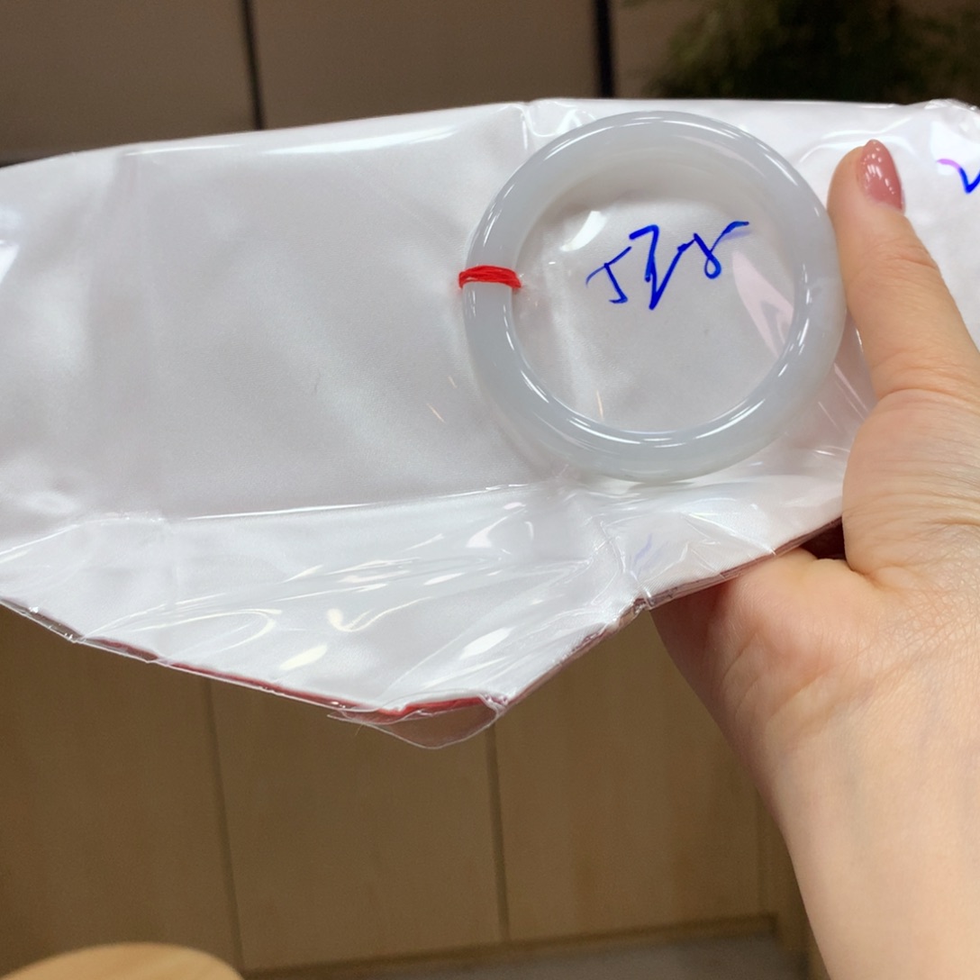 翡翠手镯未镶嵌不退不换