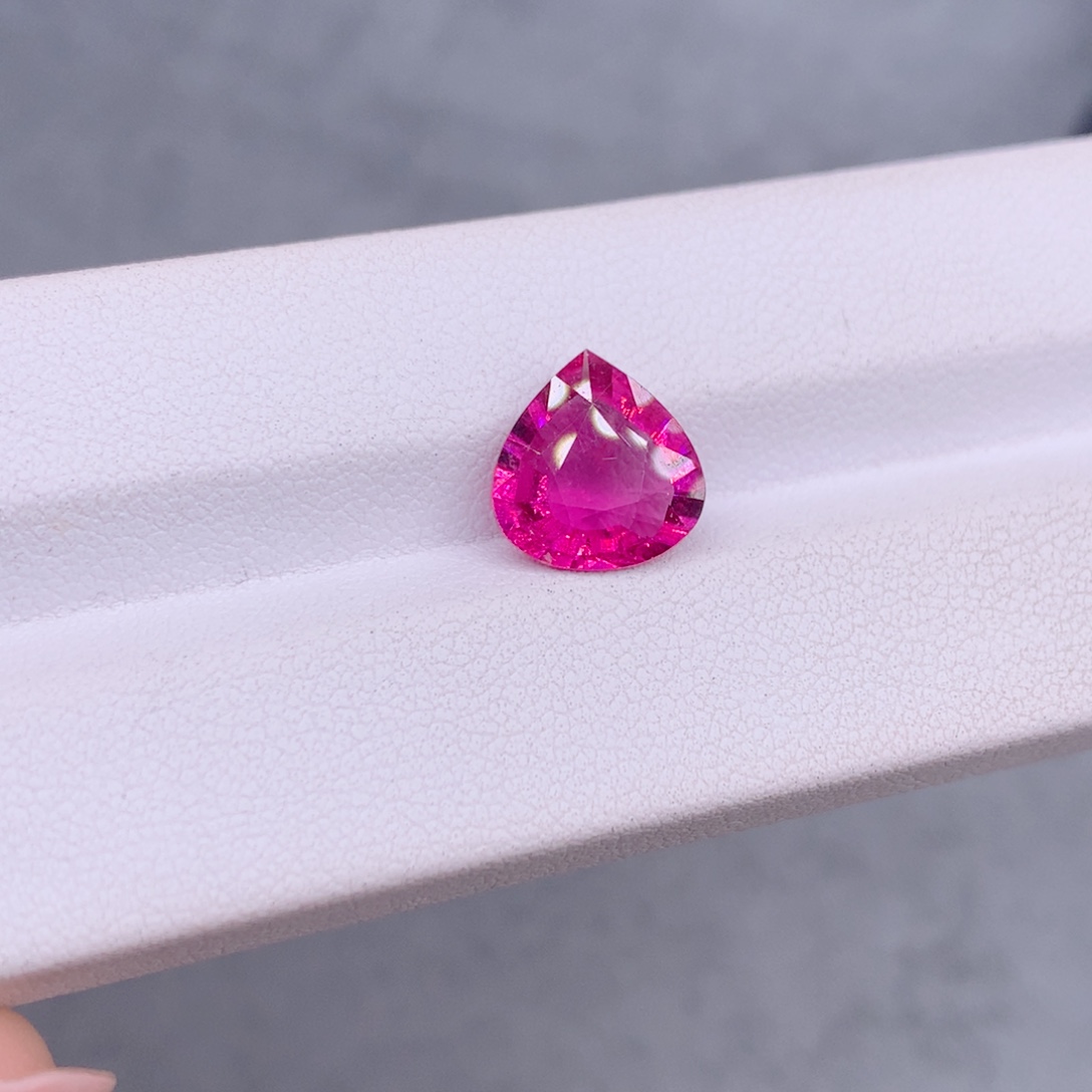 未镶嵌碧玺裸石3.29克拉卢比来