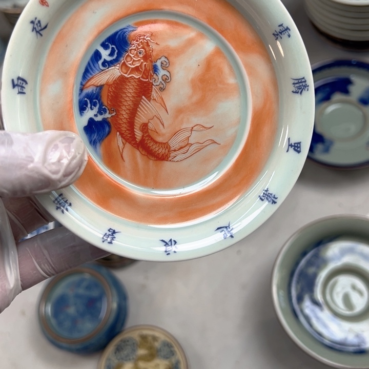 瓷片白青花泛红鱼化龙壶承底托全品