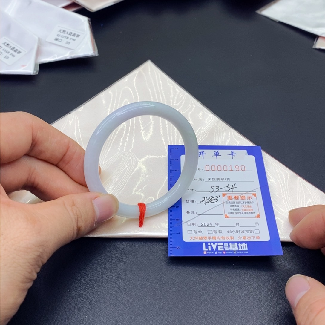 翡翠手镯未镶嵌翡翠