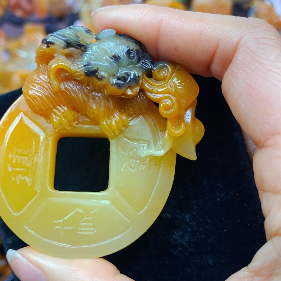 未镶嵌石英质玉（黄龙玉）颈饰