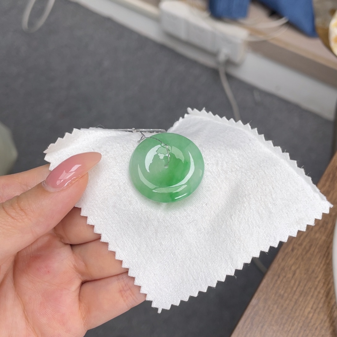 翡翠颈饰未镶嵌平安扣