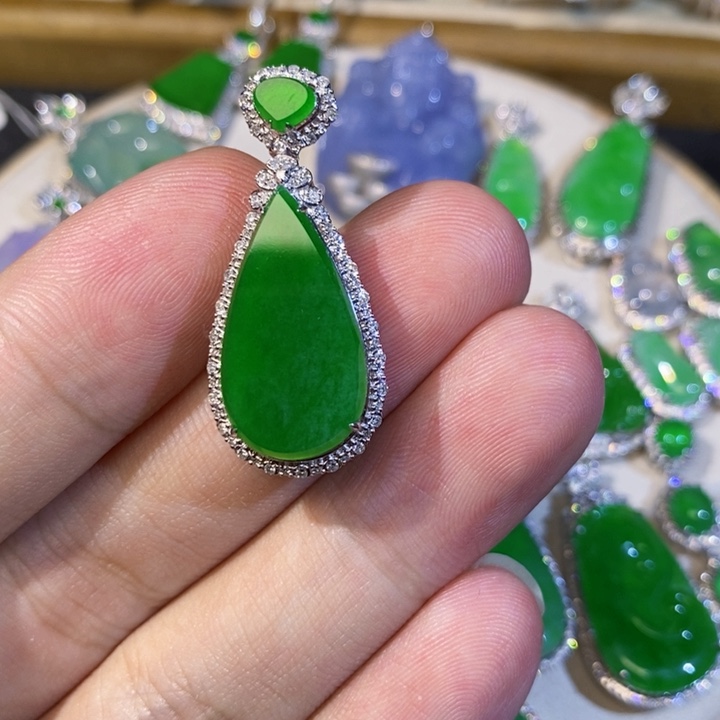 翡翠18K金镶嵌颈饰