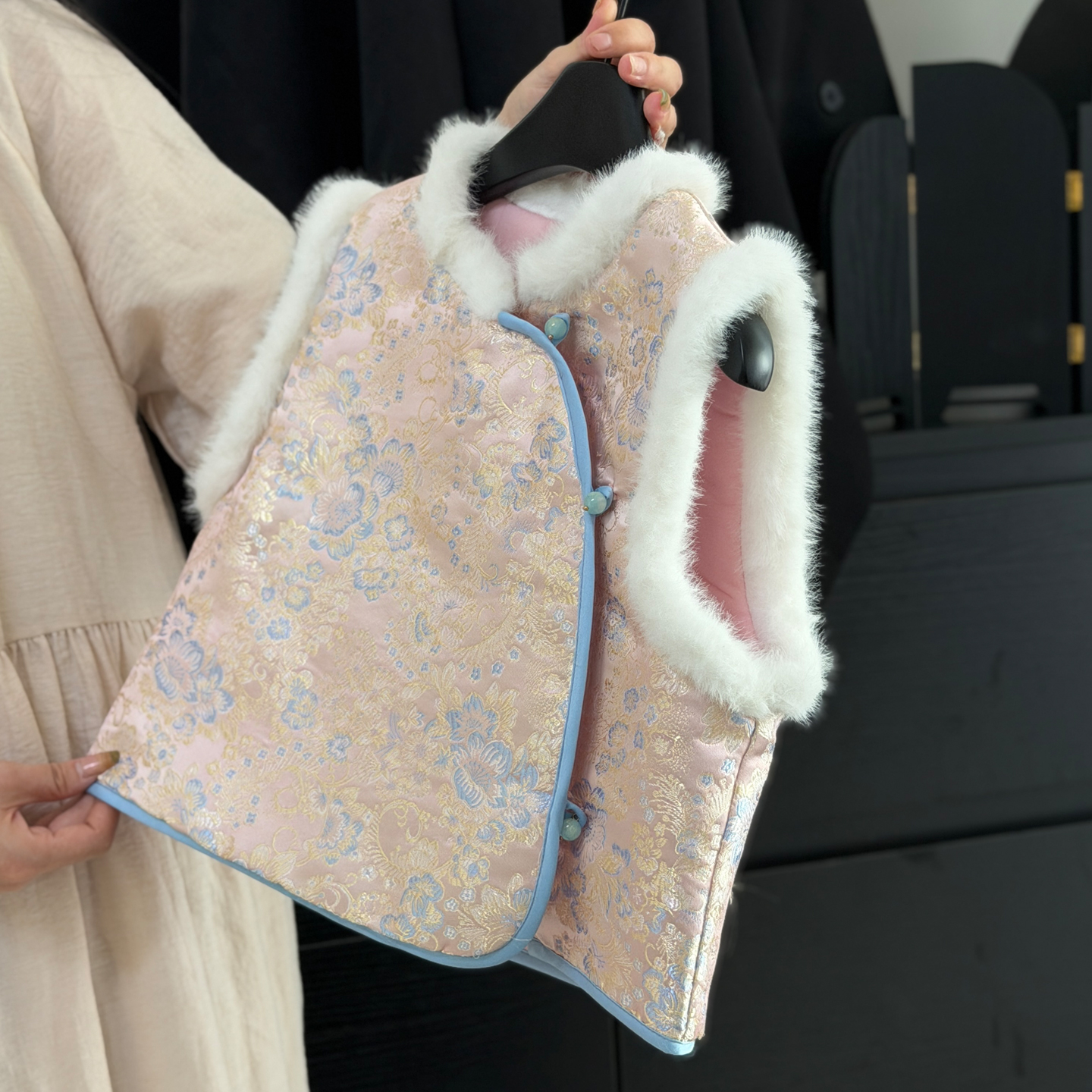 拜年服女童汉服夹棉唐装马甲秋冬儿童织锦缎提花水貂毛年服背心潮