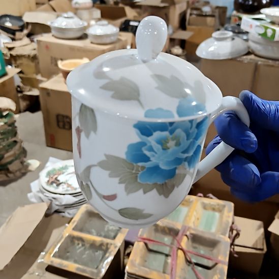 摆件盘子碗茶壶啥都有