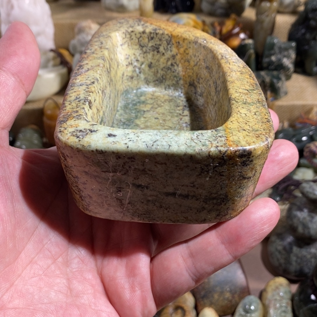 未镶嵌岫岩河磨玉（透闪石质玉）挂件