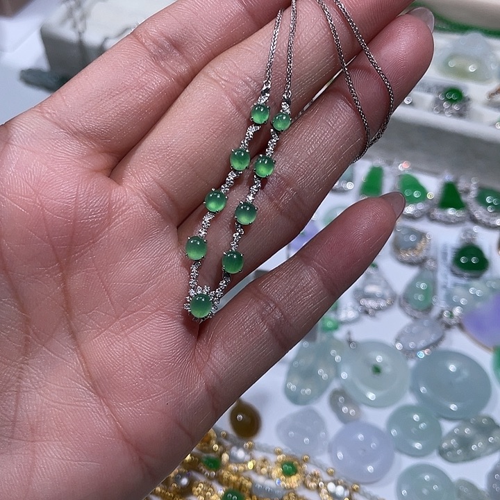 翡翠18K金镶嵌颈饰