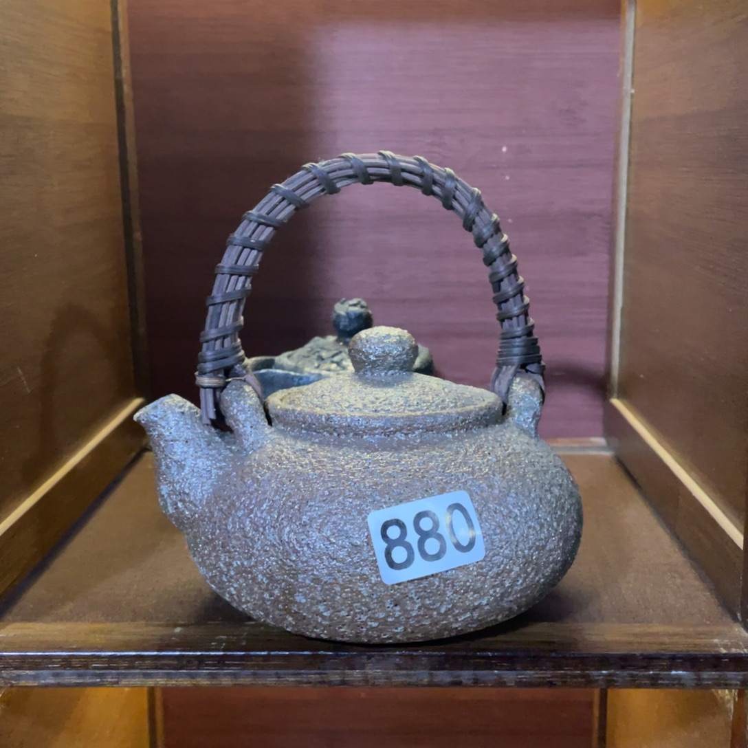 荥经黑砂微瑕疵提梁壶