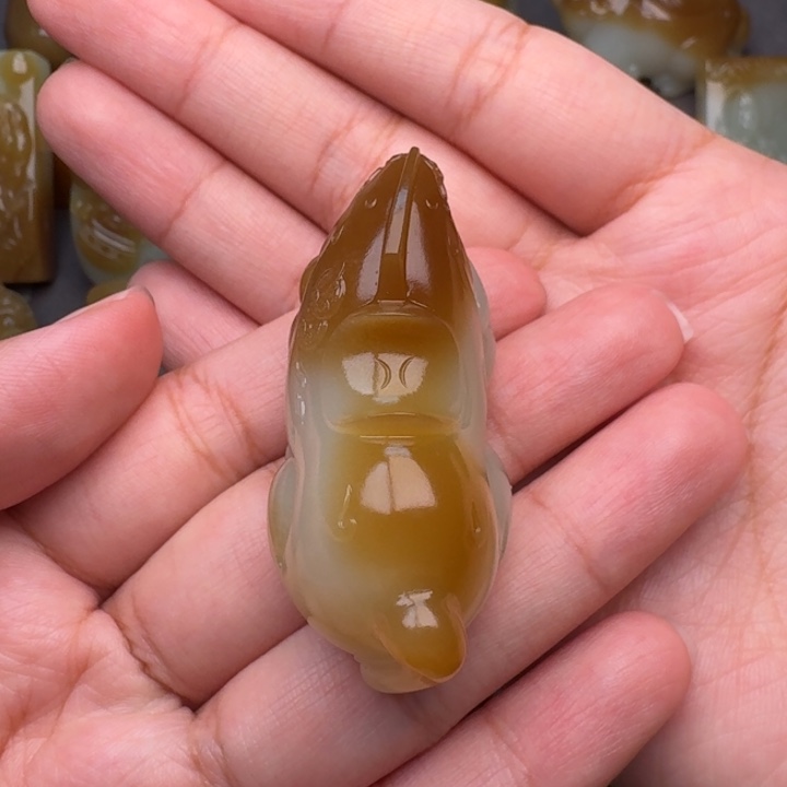 和田玉未镶嵌颈饰凡**客