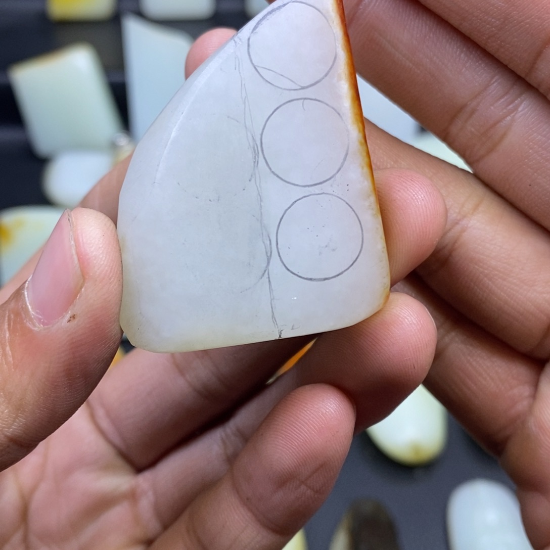 未镶嵌吊坠定制和田玉骑*桌