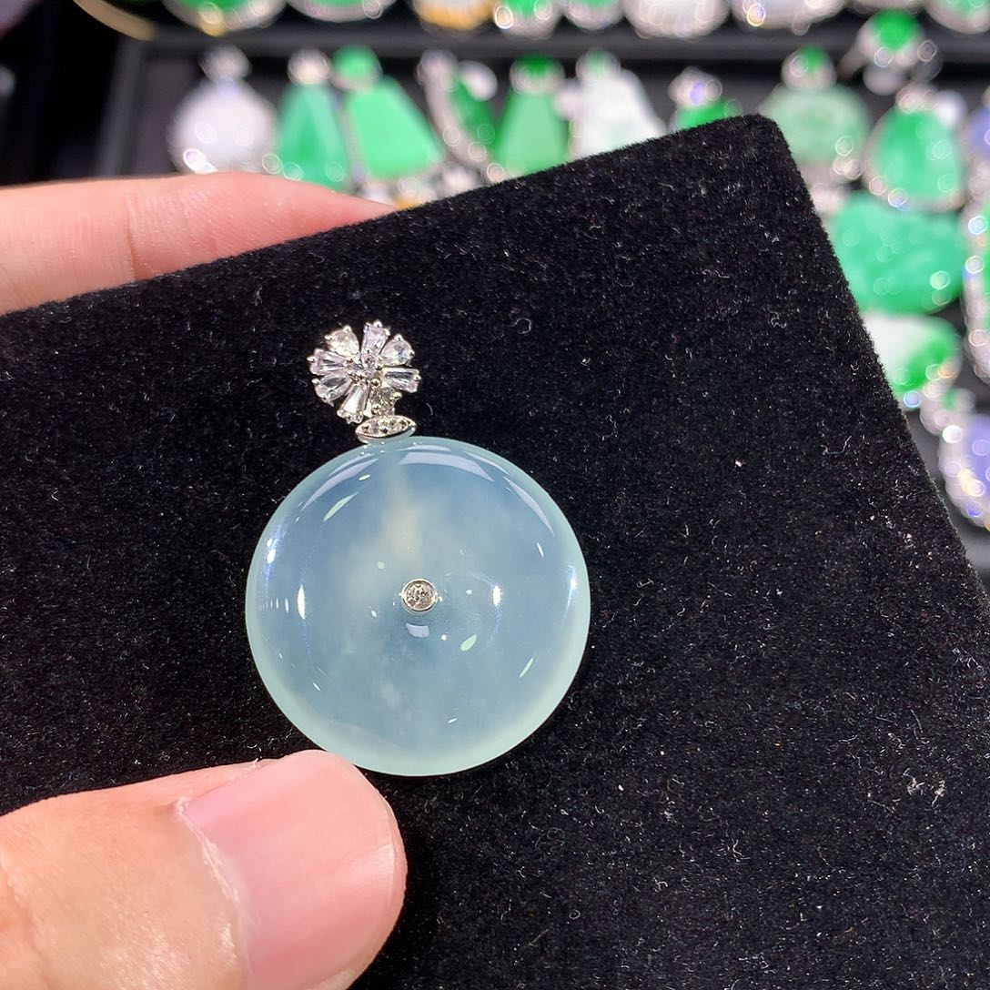 翡翠18K金镶嵌颈饰