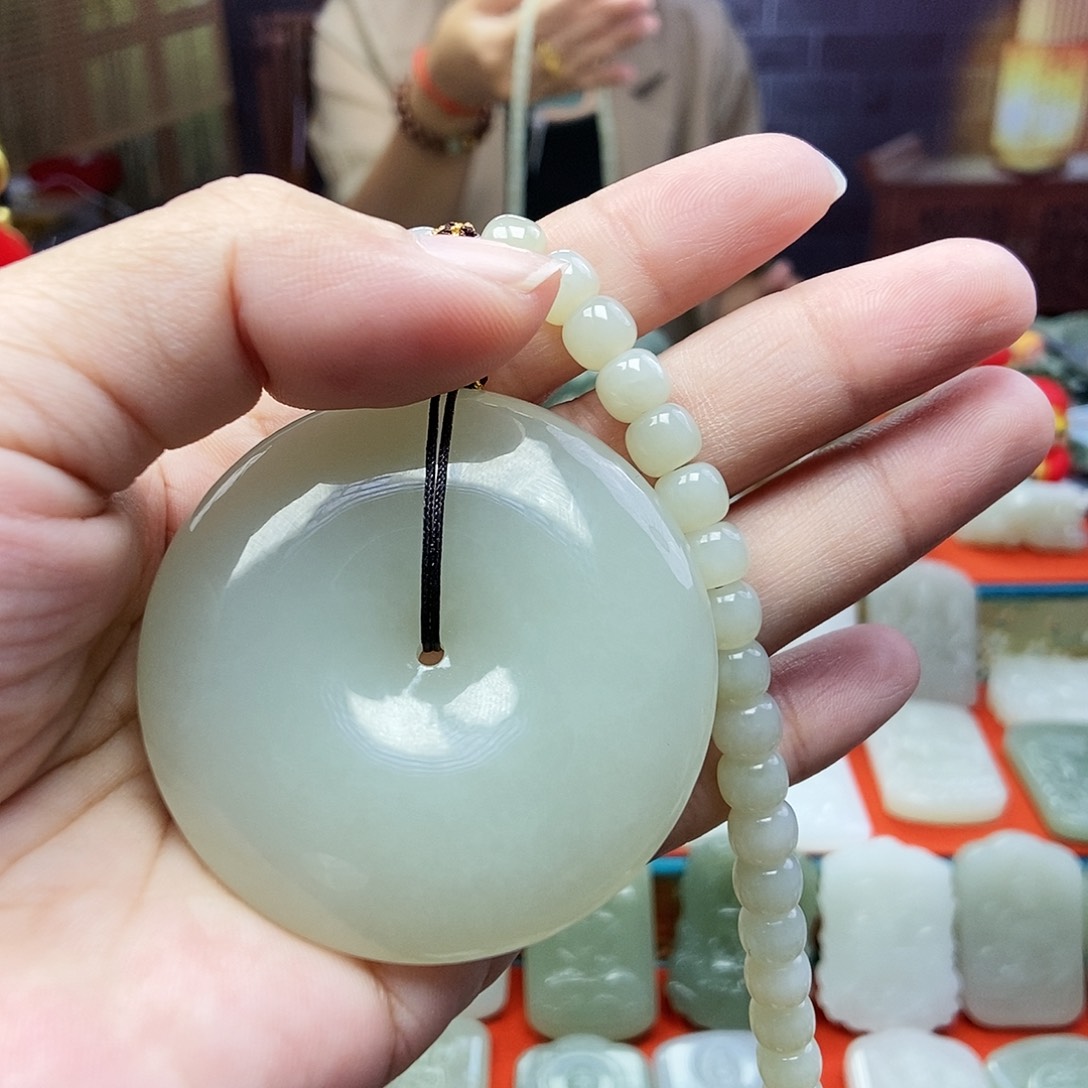 和田玉未镶嵌颈饰天***笑