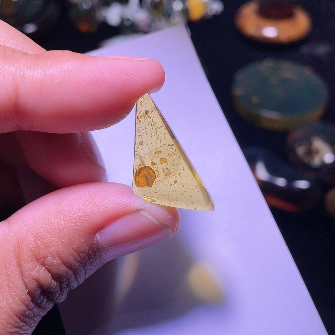 琥珀裸石未镶嵌，