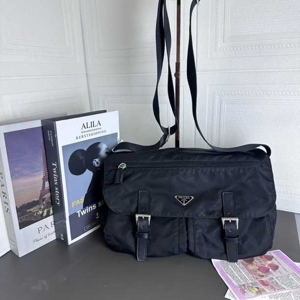 95新 Prada/普拉达 黑色尼龙邮差斜挎包