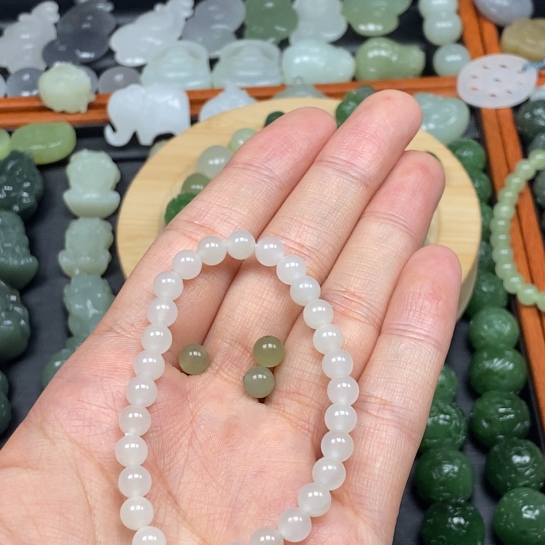 和田玉未镶嵌颈饰黛*