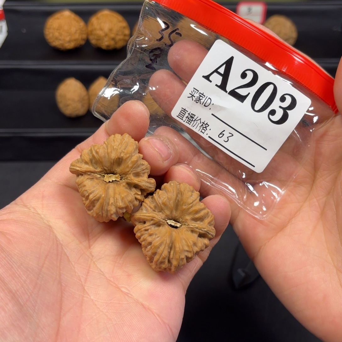 文玩核桃把件35*37*33平谷凹底A203