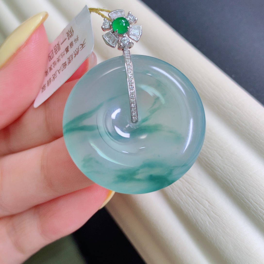 翡翠18K金镶嵌颈饰扣子