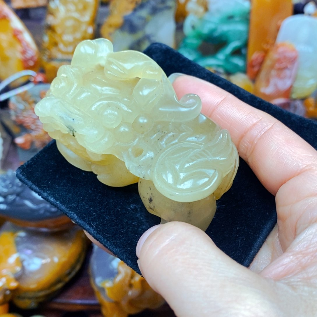 未镶嵌石英质玉（黄龙玉）颈饰
