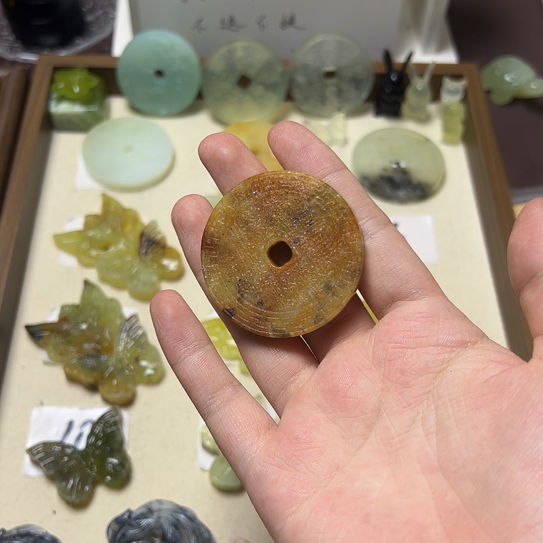 一***茶蛇纹石玉合金颈饰