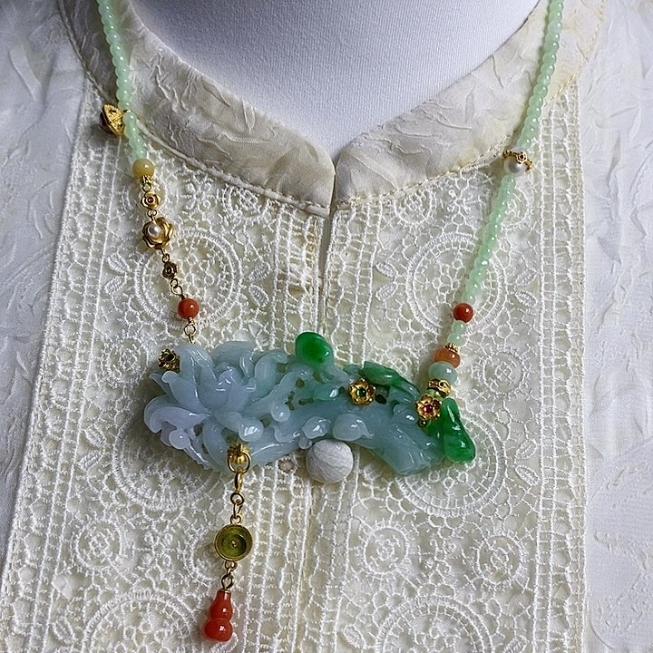 翡翠吊坠(赠链)未镶嵌白底青翡翠雕刻花开枝头弯弯吊坠