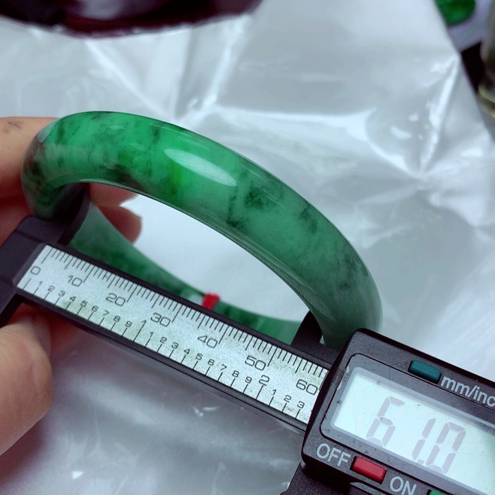 翡翠手镯未镶嵌手镯