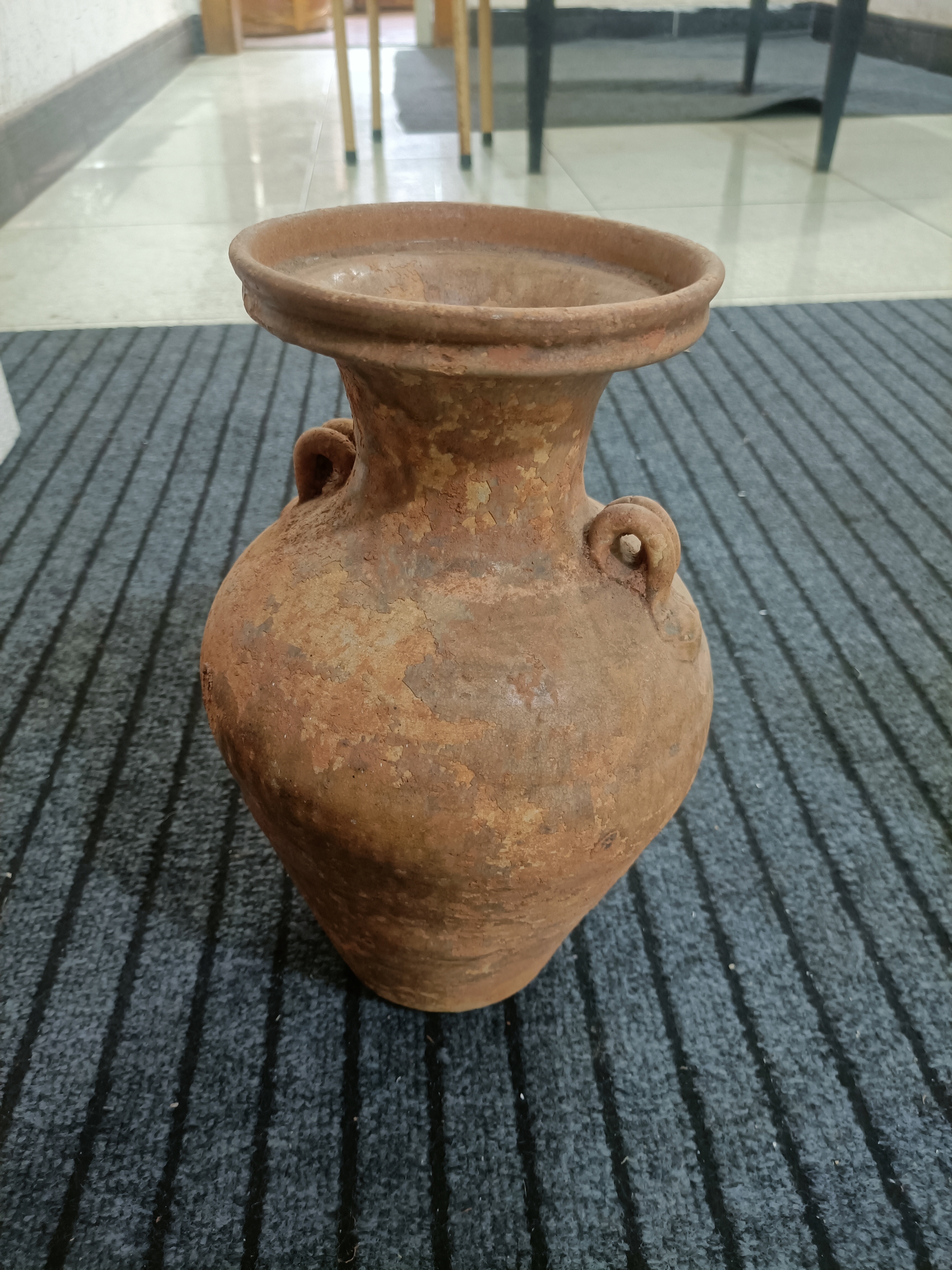 全品相黑色盘口大瓶